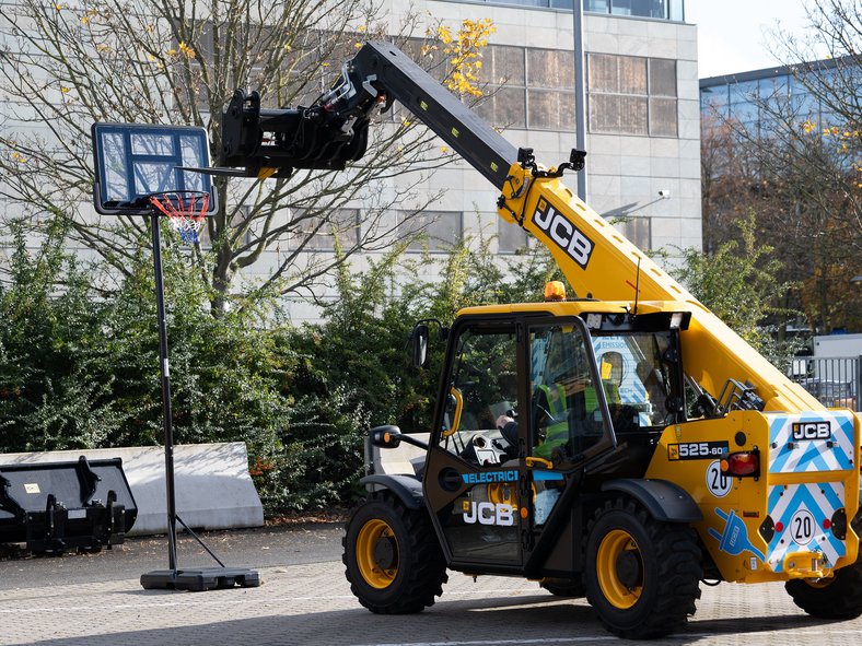 Bild zu Drive Experience, JCB Teleskoplader am Basketballkorb