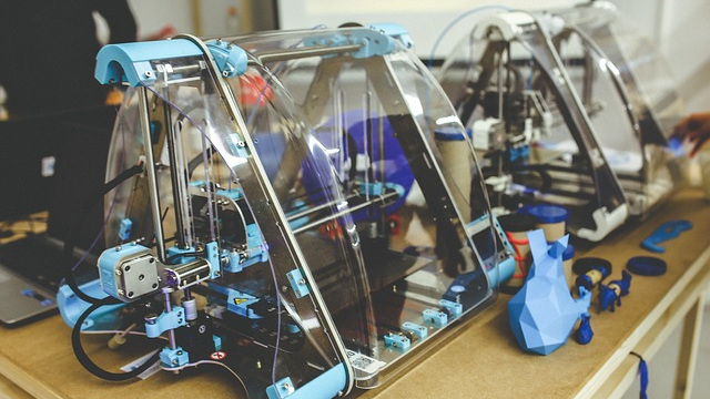 3D Drucker auf Arbeitsplatte