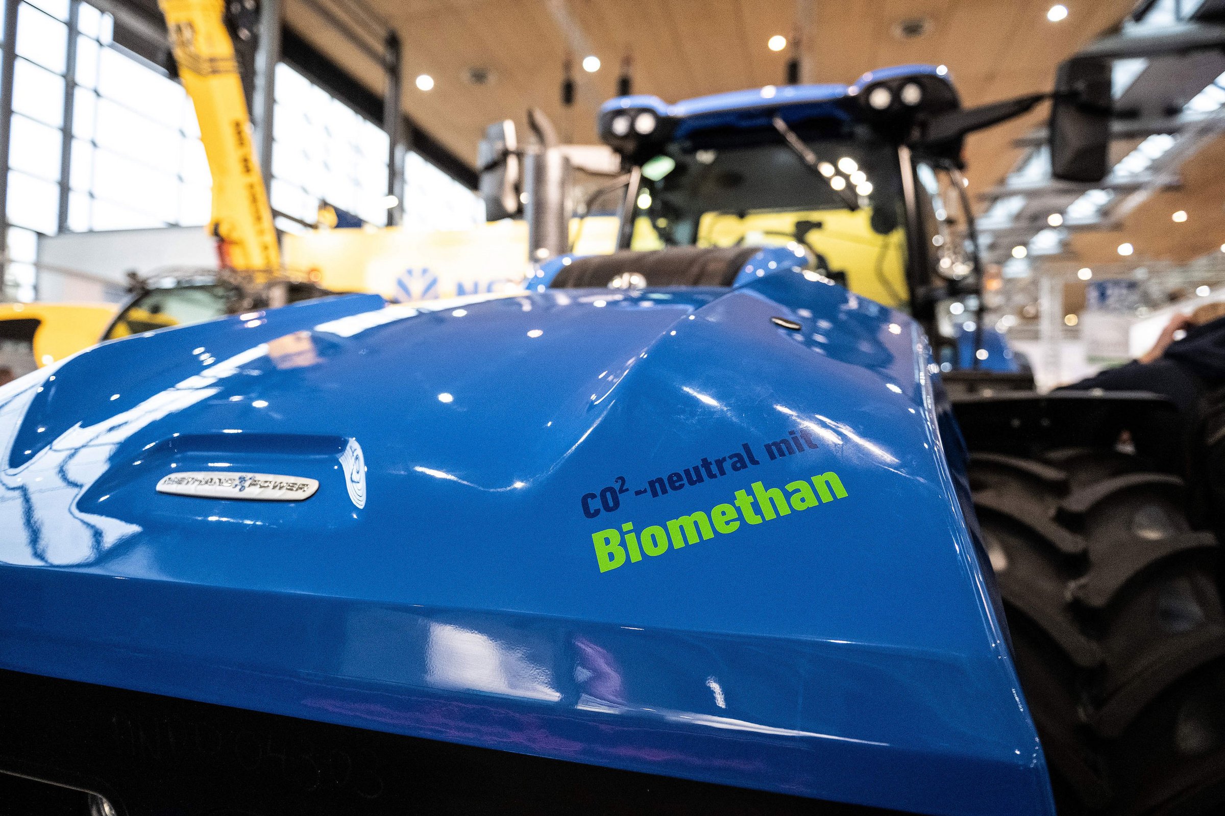 Nahuafnahme eines Biomethan Traktors in einer Messehalle