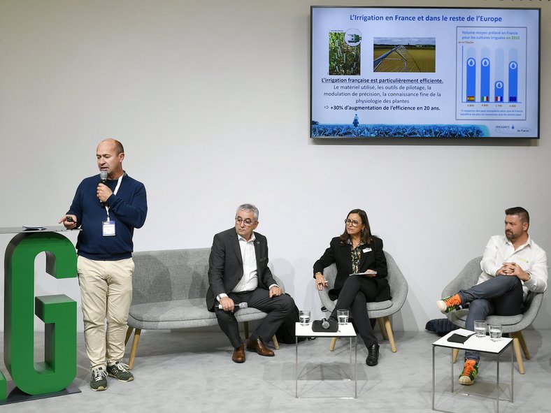 Bild zum International Farmers Day, Redner mit Diskutanten auf der Bühne
